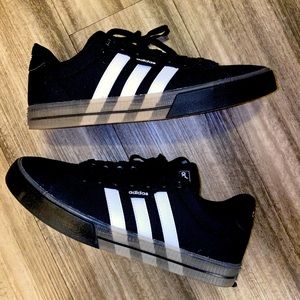 🔥🔥MENS ADIDAS SIZE 11 Brand new